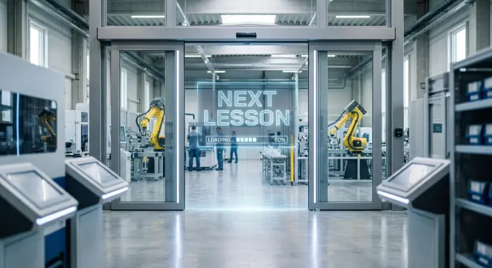 「NEXT LESSON」のホログラムが浮かぶ自動ドアが開き、最先端のロボットアームが稼働するスマートファクトリーの奥へと続く通路のイメージ画像
