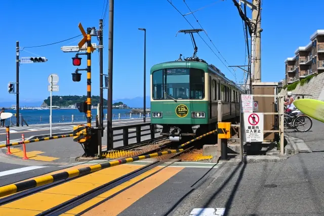 オンディレイタイマの身近な例として紹介する列車の踏切(警報機と遮断機)