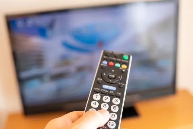 テレビ画面とチャンネルを切り替えるリモコンのイメージ
