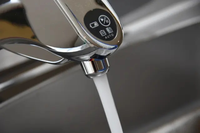 赤外線センサーを搭載した自動水栓のイメージ
